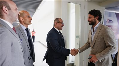 السفير المصري في تنزانيا يستقبل بعثة الأهلي في مطار دار السلام 