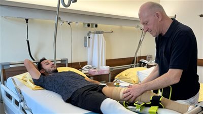 أحمد أيمن منصور يبدأ العلاج الطبيعي بعد جراحة بـ النمسا 