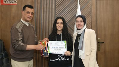 تكريم طالبة قنا التي حصدت المركز الثاني عالميًا في برمجة الويب 