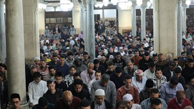 من 100 جنسية.. آلاف المصلين يشهدون صلاتي العشاء والتراويح بأربع قراءات بالجامع الأزهر