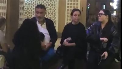 منى زكي وريهام عبد الغفور أول الحضور في عزاء والدة الفنانة رولين القاسم | بث مباشر