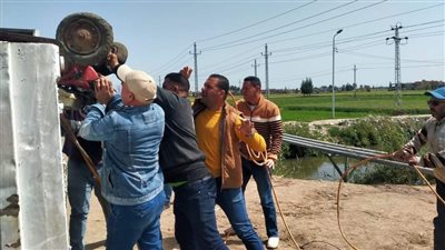 تسبب إهدار المياه وإتلاف الطرق.. إزالة مغاسل السيارات المخالفة بالطريق الزراعي بالبحيرة