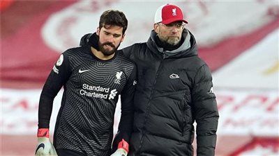 كلوب يكشف لـ أحد مشجعي ليفربول عن موعد عودة أليسون من الإصابة 