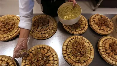 تقدير جيد جدًا حدا أدنى.. سخرية واسعة بمواقع التواصل بعد إعلان محل حلويات حاجته لتعيين خريجي الجامعات