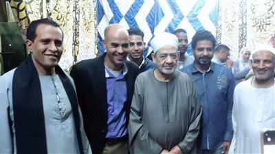 بالجلابية الصعيدي..شيخ الأزهر يلتقط الصور التذكارية مع محبيه بالأقصر| صور