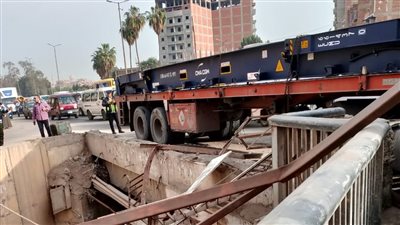 تريلا تصطدم بالسور الحديدي على طريق مصر إسكندرية الزراعي بالقليوبية | صور