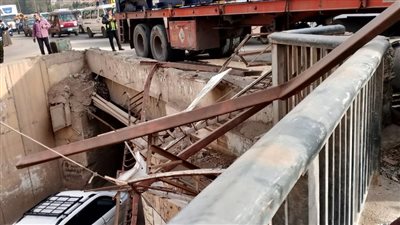 عودة الحركة المرورية بعد توقفها بسب اصطدام تريلا بسور نفق الحدادين بالقليوبية
