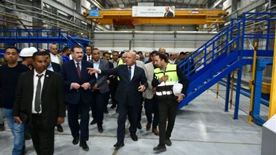 وزير النقل يتفقد مصنع الفلنكات الخرسانية بالمعصرة.. ويؤكد: استخدام خامات مصرية 100%