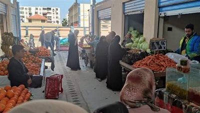 قبل افتتاحه رسميا.. إقبال المواطنين على الشراء من سوق الهنا ببورسعيد| صور 