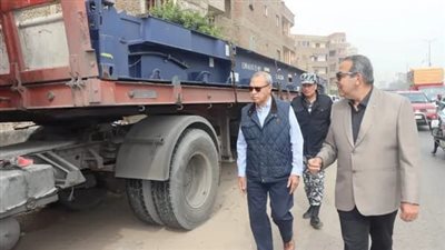 تريلا تصطدم بالحاجز الحديدي لنفق الحدادين بطوخ.. ومحافظ القليوبية يتفقد موقع الحادث | بث مباشر