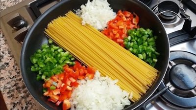 أكلة آخر الشهر.. طريقة عمل المكرونة المحمرة بالبصل بوصفات لذيذة وغنية جدًا