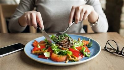 دعم الأمعاء وتقليل الارتجاع.. فوائد للعشاء المبكر لتحسين عملية الهضم