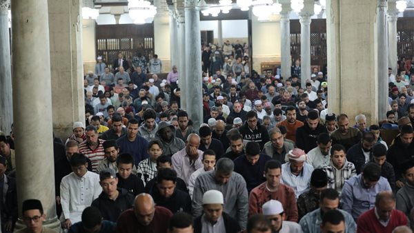 آلاف المصلين يشهدون