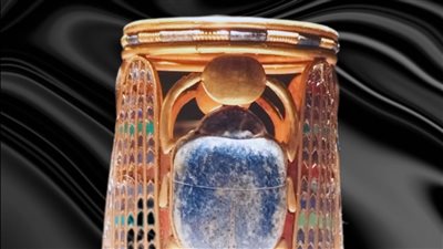 المتحف المصري بالتحرير يعرض إسورة من الذهب تعود إلى عصر الأسرة 21 