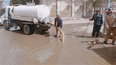 بعد سقوطها بغزارة ليلًا.. كسح مياه الأمطار في كفر الشيخ | صور