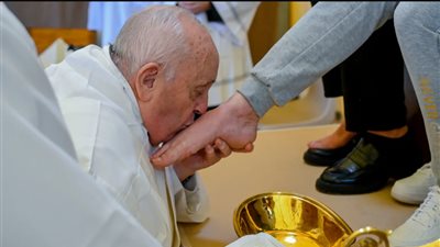 لأول مرة.. البابا فرانسيس يغسل ويقبل أقدام 12 سيدة في طقوس سنوية