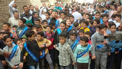 تحفهم الملائكة.. أهالي قرية بطنطا ينظمون ممرا شرفيا لـ 400 من حفظة القرآن الكريم 
