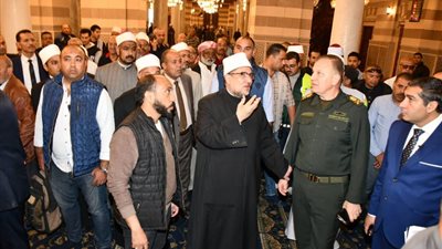 روعة العمارة والتطوير.. وزير الأوقاف يتفقد مسجد السيدة زينب بعد إعادة تطويره