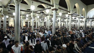 أروقته عجت بالمصلين.. الآلاف يؤدون صلاتي العشاء والتراويح بالجامع الأزهر