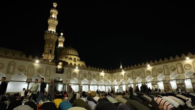 في أولى الليالي الوترية.. قُرّاء الجامع الأزهر يمتعون الأسماع والأفئدة بأربع قراءات في صلاتي العشاء والتراويح