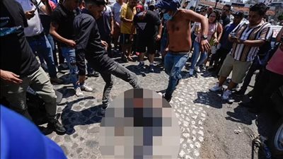 ضربوها حتى الموت.. مواطنون يعتدون بالضرب على متهمة في قضايا خطف وقتل أطفال بالمكسيك