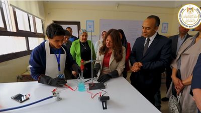 مشيدة بكفاءة الطلاب.. سفيرة أمريكا بالقاهرة تتفقد مدرسة المتفوقين في العلوم والتكنولوجيا بالمنيا