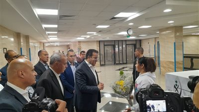 فلسطينية بمستشفى القناطر الخيرية تهدي وزير الصحة باقة ورد