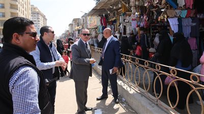 محافظ كفر الشيخ يغلق عدد من المحال لإعاقتهم حركة سير المواطنين