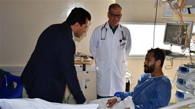 في أول ظهور لـ أحمد رفعت بعد تحسن حالته الصحية.. وزير الرياضة يزور لاعب فيوتشر ويطمئن على صحته| صور