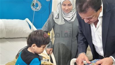وزير الصحة يقدم هدايا لأطفال مصابين من قطاع غزة بمستشفى القناطر الخيرية | صور