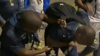 اعتداء جماهير يانج أفريكانز على أحد أعضاء الجهاز الفني لـ صن داونز| صور وفيديو