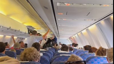 مخالفة لإجراءات السلامة.. إقلاع طائرة مصر للطيران من أبو سمبل إلى القاهرة دون انتظار جلوس الركاب| فيديو 