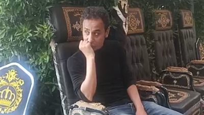 حزن طارق السيد خلال تلقيه عزاء والده بالمنيا: ربنا يصبرني على فراقه| بث مباشر