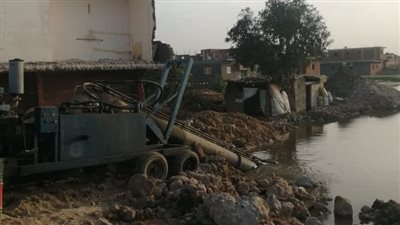 وجبات للأهالي ومعدات ثقيلة لرفع المياه.. إجراءات محافظة الإسماعيلية بعد انهيار الجسر