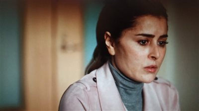 مسلسل بدون سابق إنذار الحلقة السادسة.. عائشة بن أحمد تطلب الطلاق من آسر ياسين