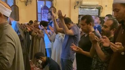 رافعين أيديهم بالدعاء.. الآلاف يؤدون صلاة التهجد في الليالي العشر الأخيرة من شهر رمضان| بث مباشر