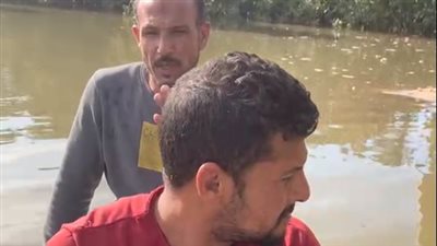 راكبين مركب في شوارع القرية.. أهالي عين غصين بعد انهيار جسر ترعة الإسماعيلية: الخسائر كبيرة والأراضي غرقت | بث مباشر 