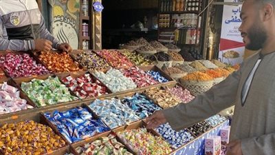 توفي ونوجا وكرسبي.. حلوى العيد تزين واجهات المحلات بالأقصر | صور