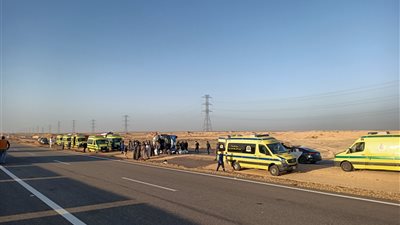 مصرع شخص وإصابة 15 آخرين في تصادم أتوبيس مع سيارة نقل بالبحر الأحمر 