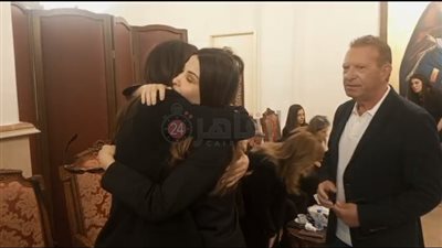تواسيها في محنتها.. نانسي عجرم أول الحاضرين في عزاء والدة سيرين عبد النور ببيروت