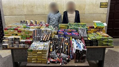 300 ألف صاروخ.. القبض على شخصين لإتجارهما في الألعاب النارية بالمنيا |صور 