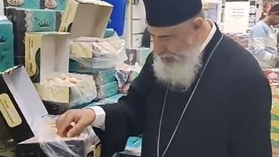 راعي الكنيسة الكاثوليكية بالغردقة يشتري كحك العيد لتوزيعه على جيرانه| بث مباشر 