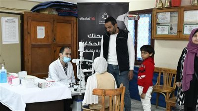 محافظ الفيوم يسلم سماعات لضعاف السمع ويتفقد القافلة الطبية لذوي الهمم بمدرسة التربية الفكرية