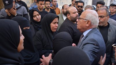 محافظ بورسعيد يزور أسر ضحايا حادث طريق 23 ديسمبر 