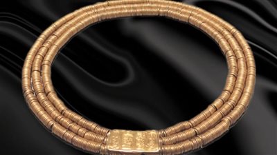 المتحف المصري بالتحرير يعرض قلادة ذهبية تحمل اسم بسوسنس الأول