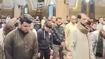 آلاف المصلين يؤدون صلاتي العشاء والتراويح بمختلف المساجد | بث مباشر 