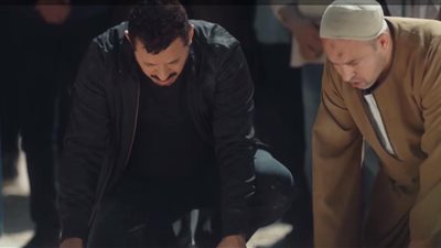 مسلسل المعلم الحلقة 24| مصطفى شعبان يودع زوجته بقراءة القرآن في المقابر.. ومنعم يواسي ابن زمزم