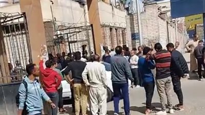 منتظرين خروجهم من المشرحة.. الحزن يخيم على أهالي المتوفين الـ5 ضحايا حادث انقلاب سيارة في الترعة بطنطا| بث مباشر 