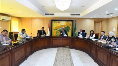 محافظ الفيوم يتابع معدلات تنفيذ مشروعات حياة كريمة