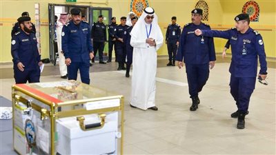 الكويتيون يصوتون في انتخابات مجلس الأمة.. زحام وحضور نسائي لافت |صور